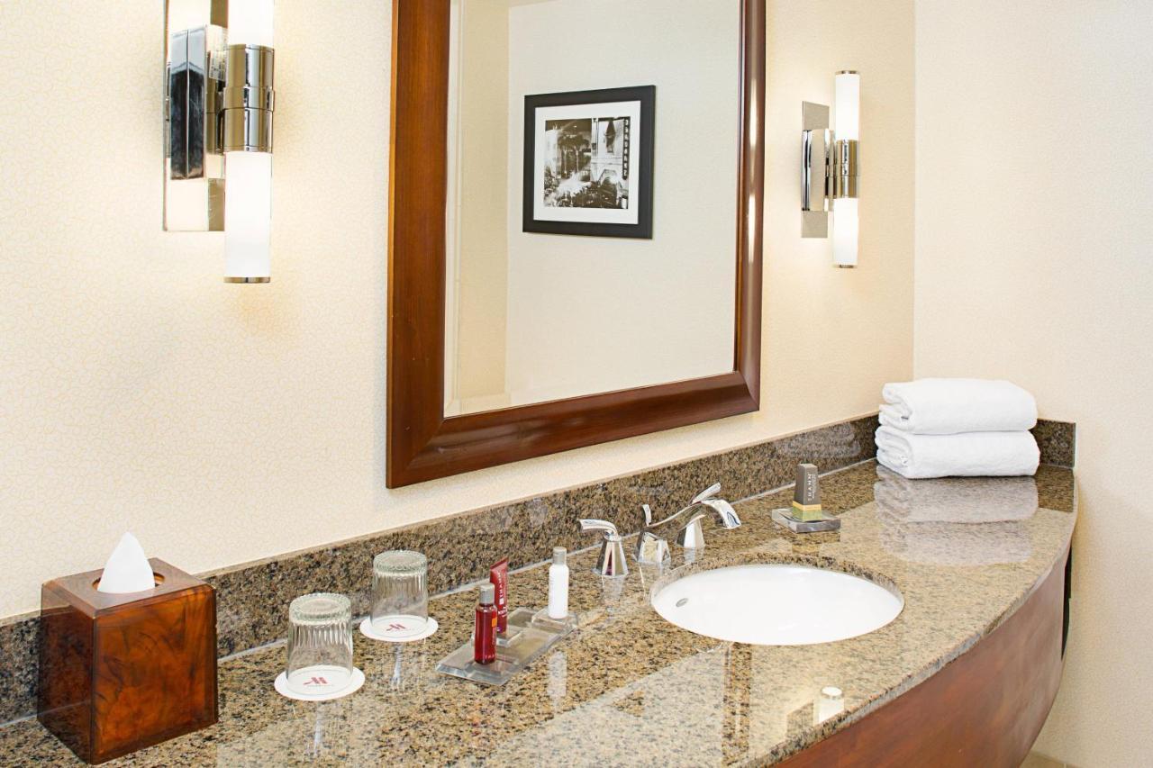 Los Angeles Marriott Burbank Airport Екстериор снимка